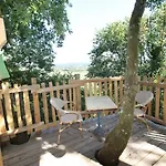 Nuits Perchees A Laroque Bed and breakfast *